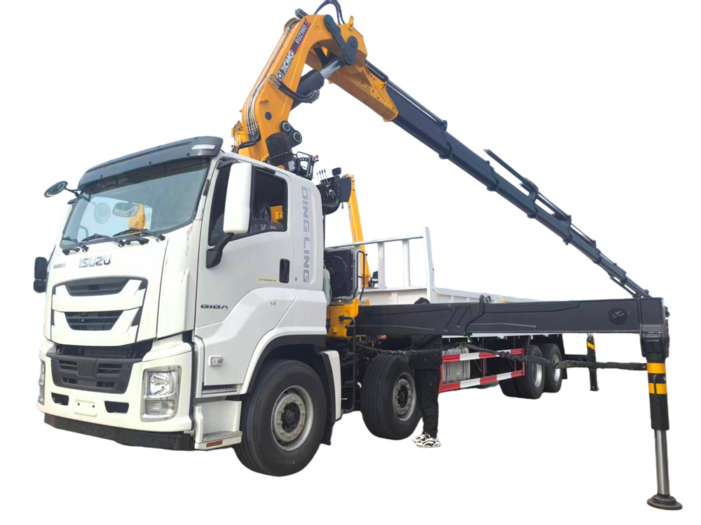 ISUZU GIGA 8_4 TRUCK WITH XCMG FOLDING ARM CRANE